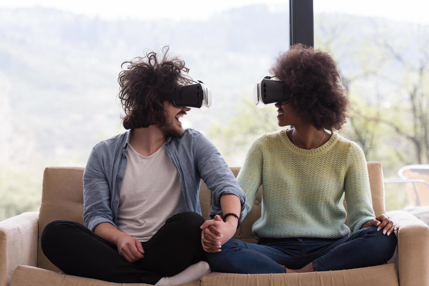 pareja multiétnica usando casco de realidad virtual foto