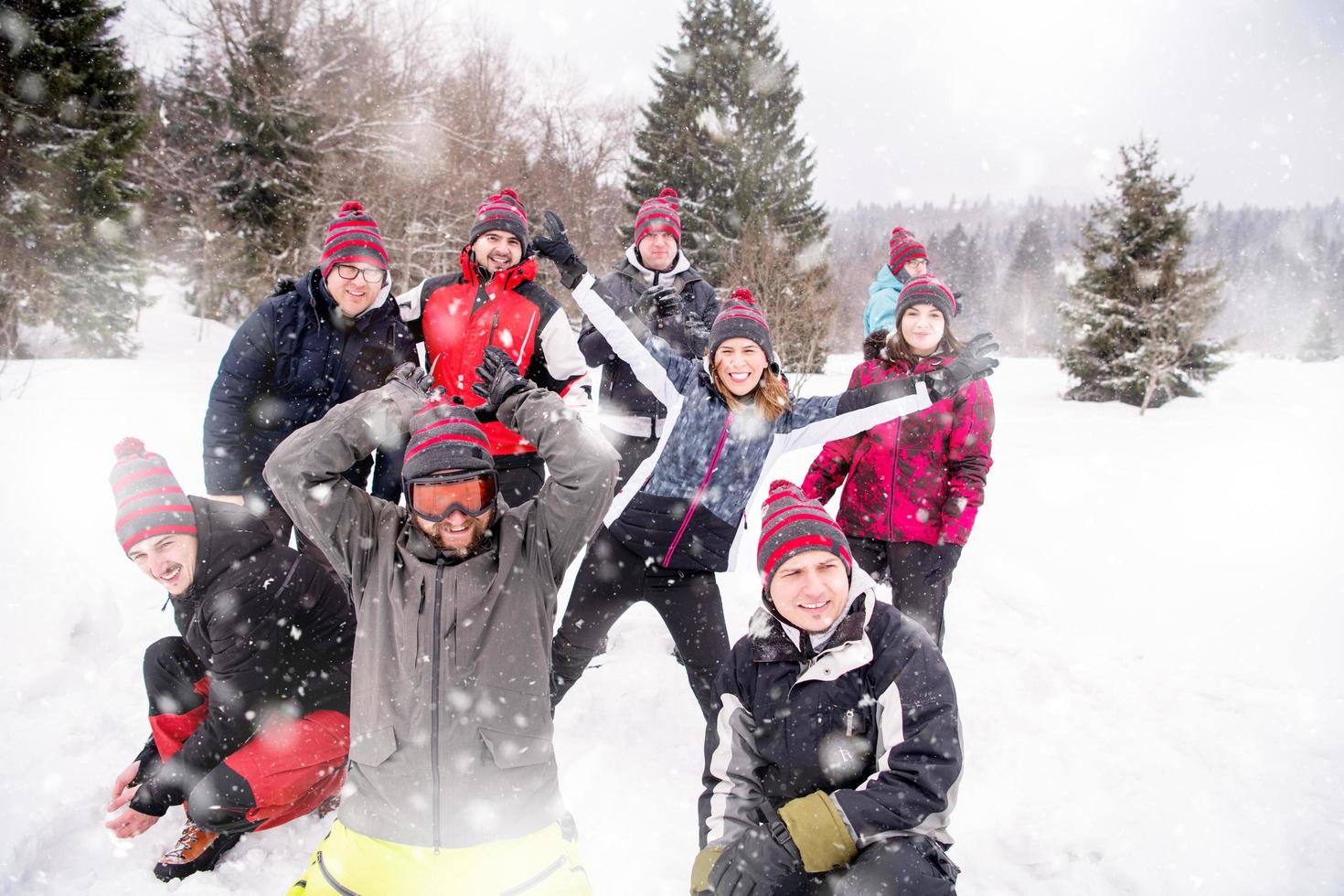 retrato de un grupo de jóvenes en un hermoso paisaje invernal foto