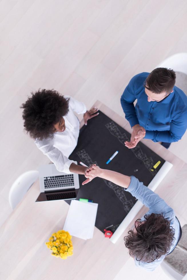 vista superior del equipo de negocios multiétnico de inicio en la reunión foto