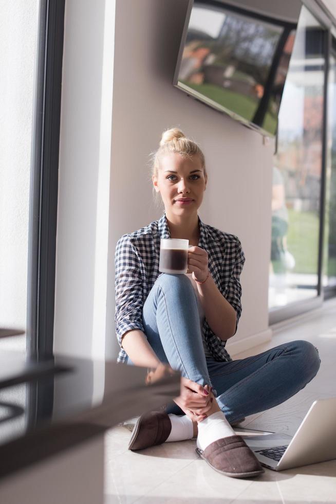 mujer joven bebiendo café disfrutando de un estilo de vida relajante foto