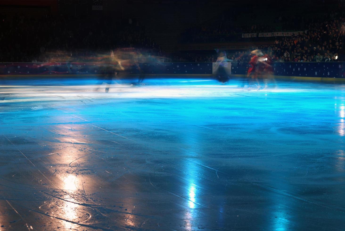 mientras un espectáculo de patinaje sobre hielo foto