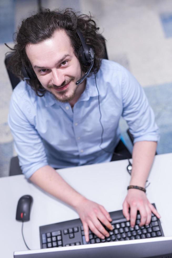 operador de centro de llamadas masculino haciendo su trabajo vista superior foto