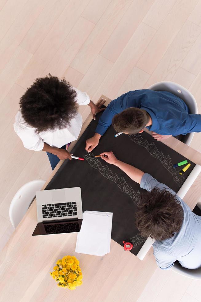 vista superior del equipo de negocios multiétnico de inicio en la reunión foto