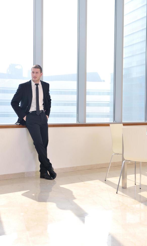 joven hombre de negocios solo en la sala de conferencias foto