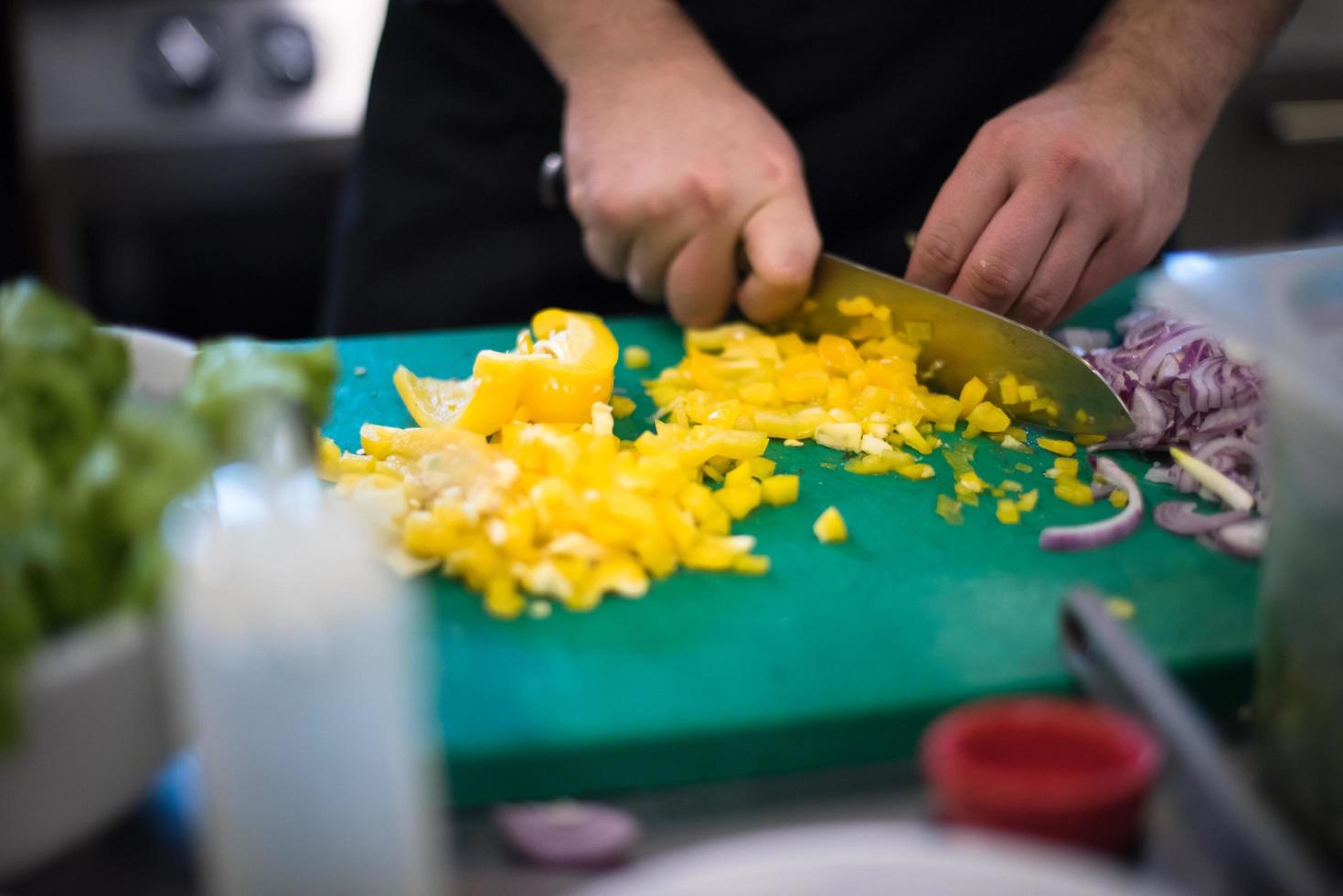 chef manos cortando verduras frescas y deliciosas foto