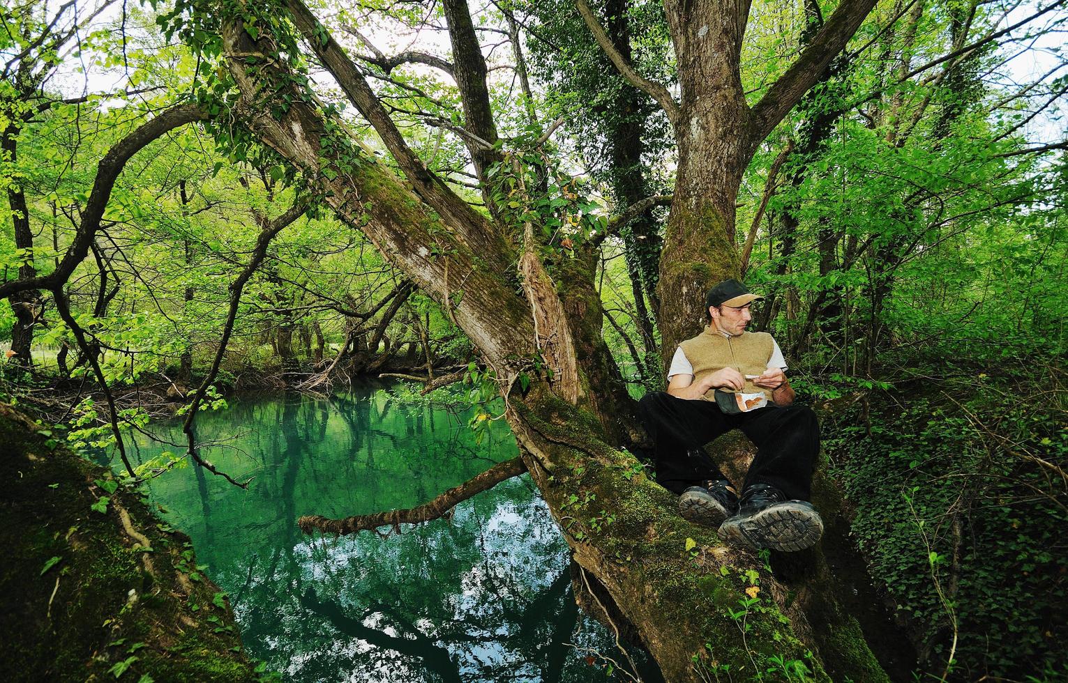 hombre relajante al aire libre foto