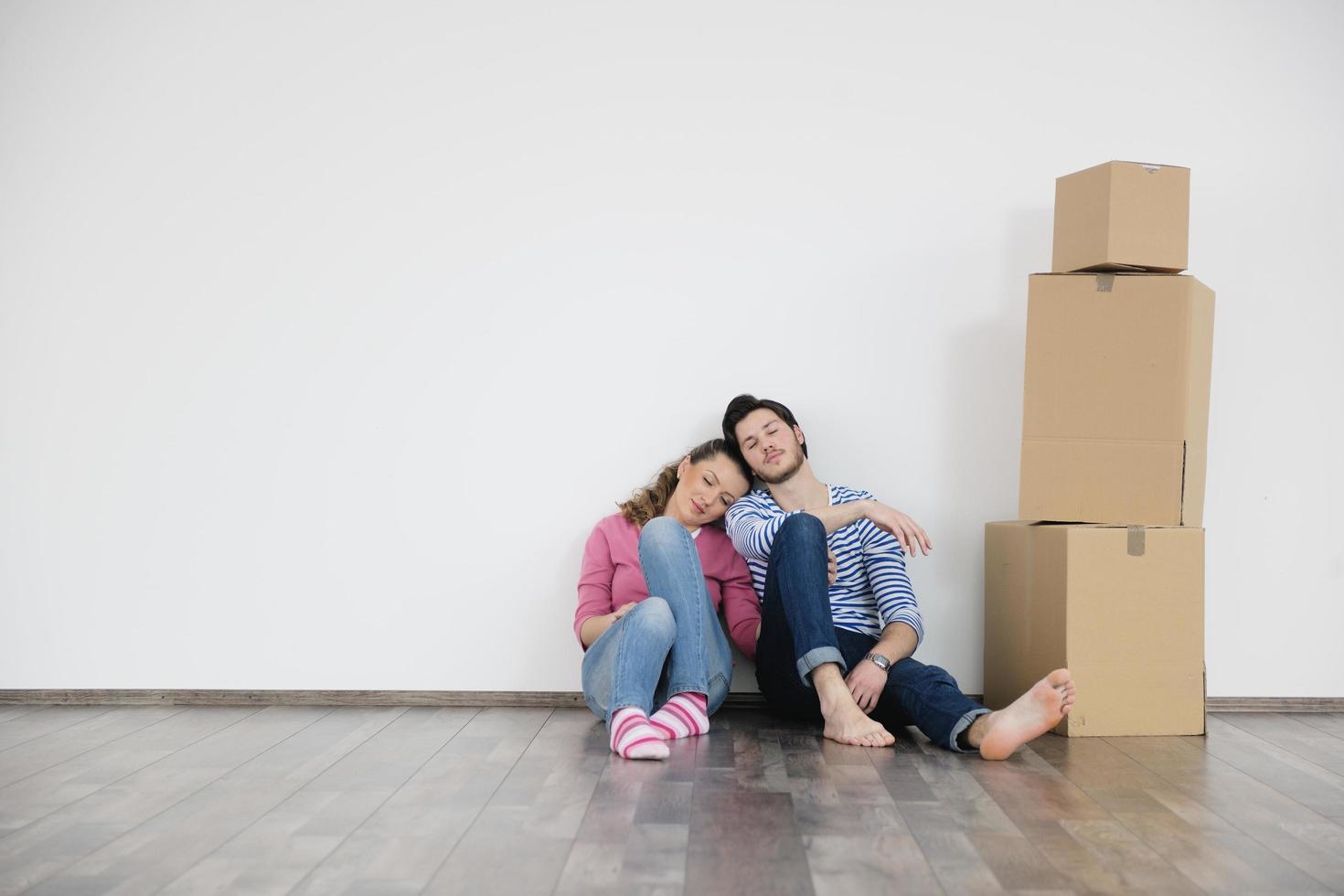 pareja joven mudándose a un nuevo hogar foto