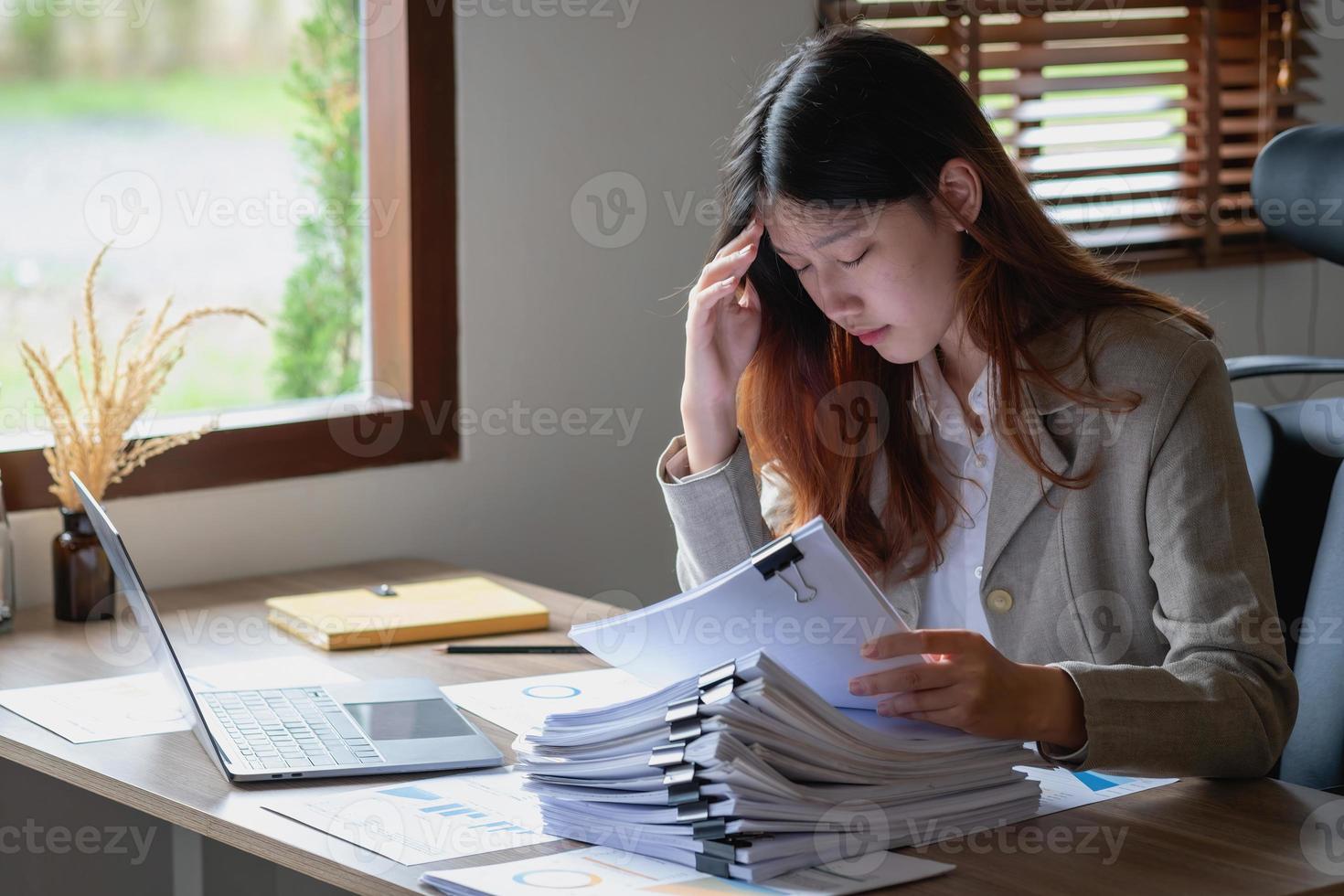 Concept Burnout Syndrome. Business Woman feels uncomfortable working. Which is caused by stress, accumulated from unsuccessful work And less resting body. Consult a specialist psychiatrist. photo