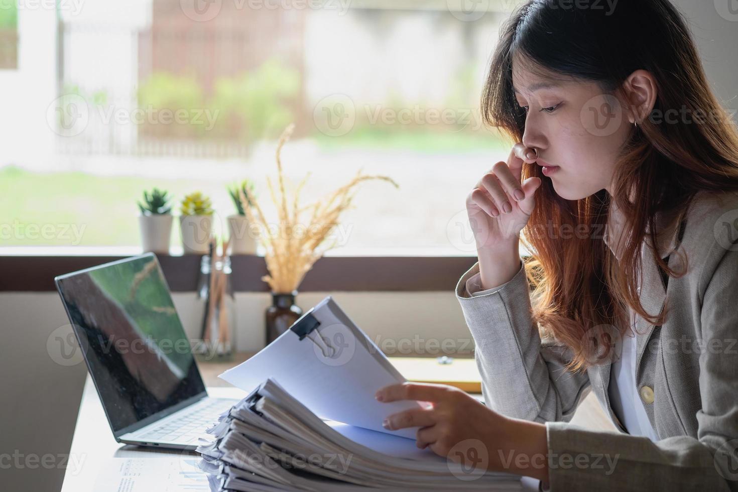Concept Burnout Syndrome. Business Woman feels uncomfortable working. Which is caused by stress, accumulated from unsuccessful work And less resting body. Consult a specialist psychiatrist. photo