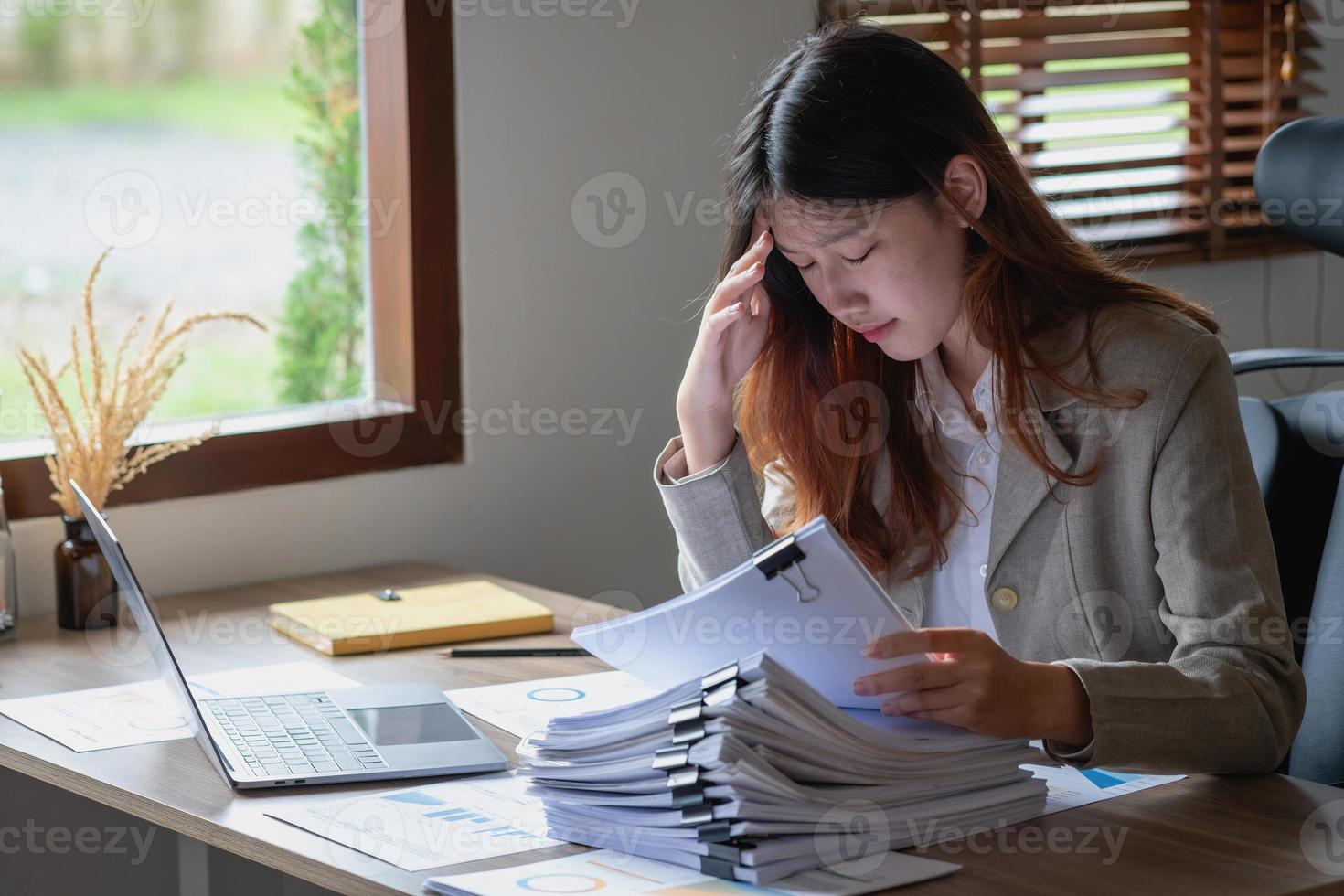 Concept Burnout Syndrome. Business Woman feels uncomfortable working. Which is caused by stress, accumulated from unsuccessful work And less resting body. Consult a specialist psychiatrist. photo