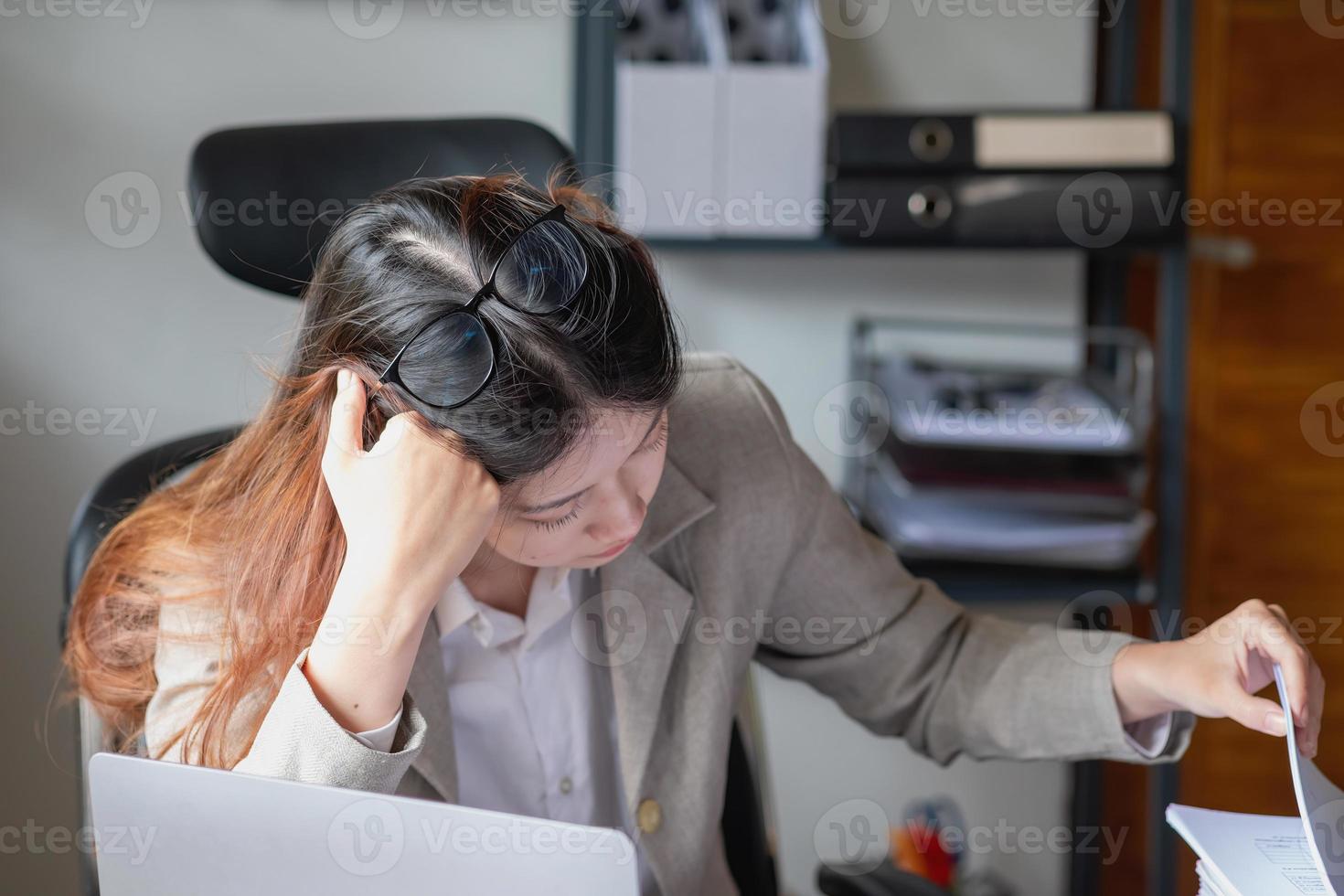 Concept Burnout Syndrome. Business Woman feels uncomfortable working. Which is caused by stress, accumulated from unsuccessful work And less resting body. Consult a specialist psychiatrist. photo