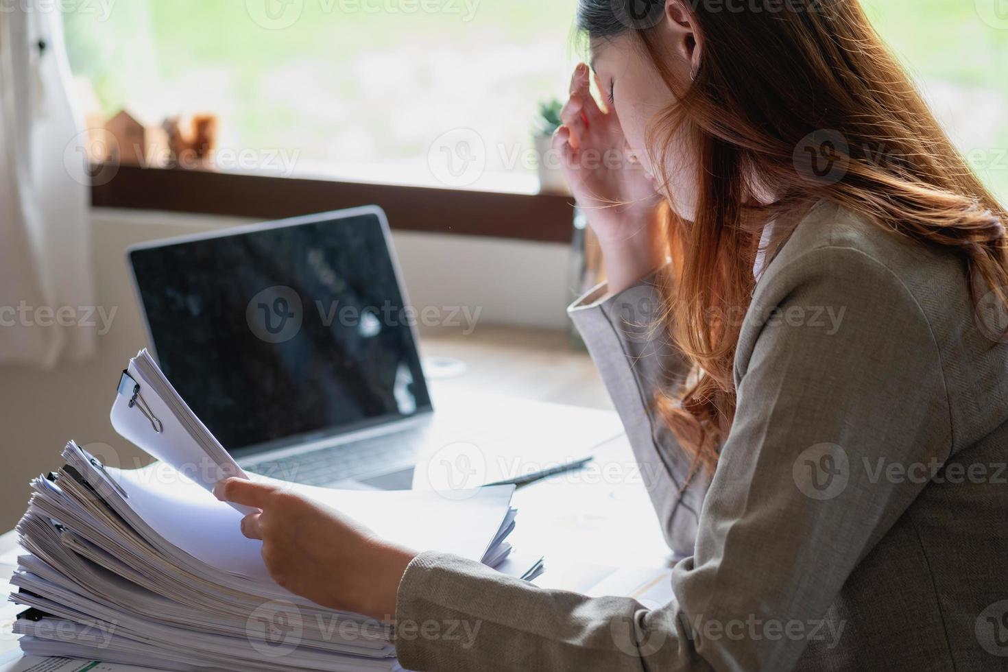 Concept Burnout Syndrome. Business Woman feels uncomfortable working. Which is caused by stress, accumulated from unsuccessful work And less resting body. Consult a specialist psychiatrist. photo