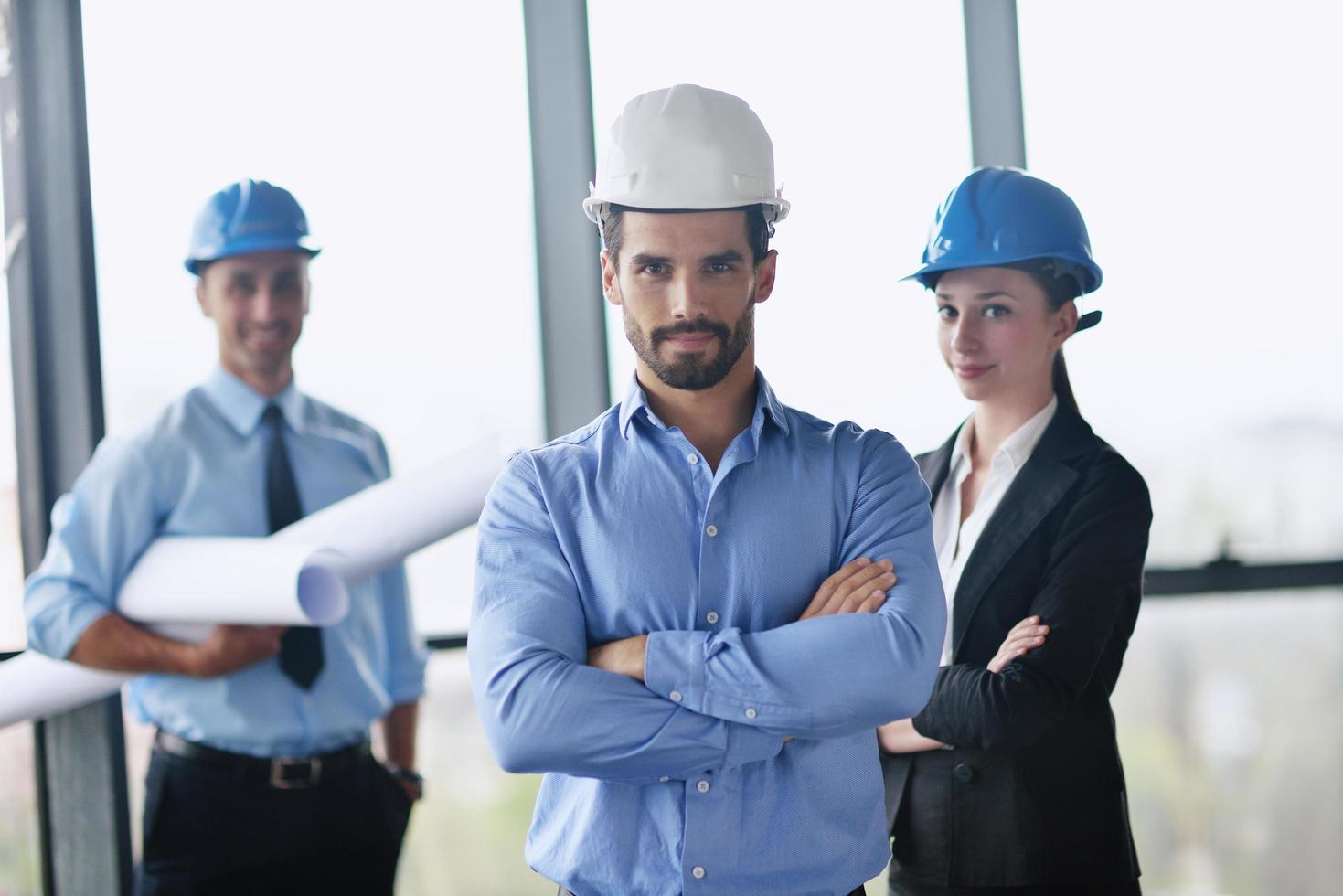 empresarios e ingenieros en reunión foto