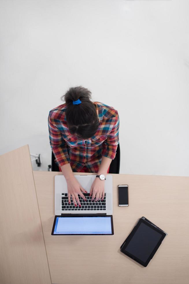 vista superior de una joven empresaria que trabaja en una laptop foto