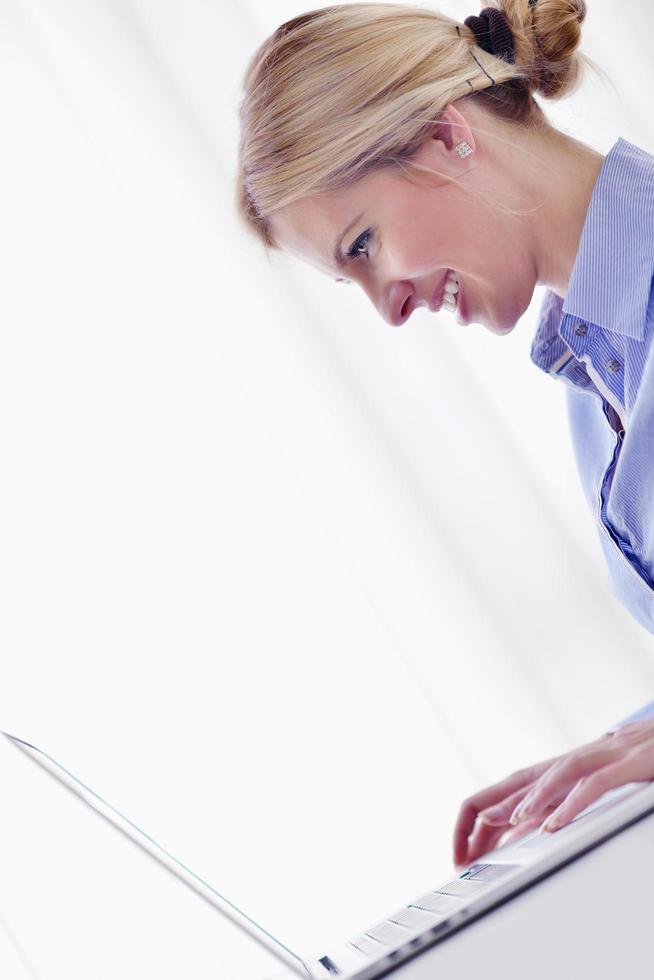 mujer de negocios en la oficina foto