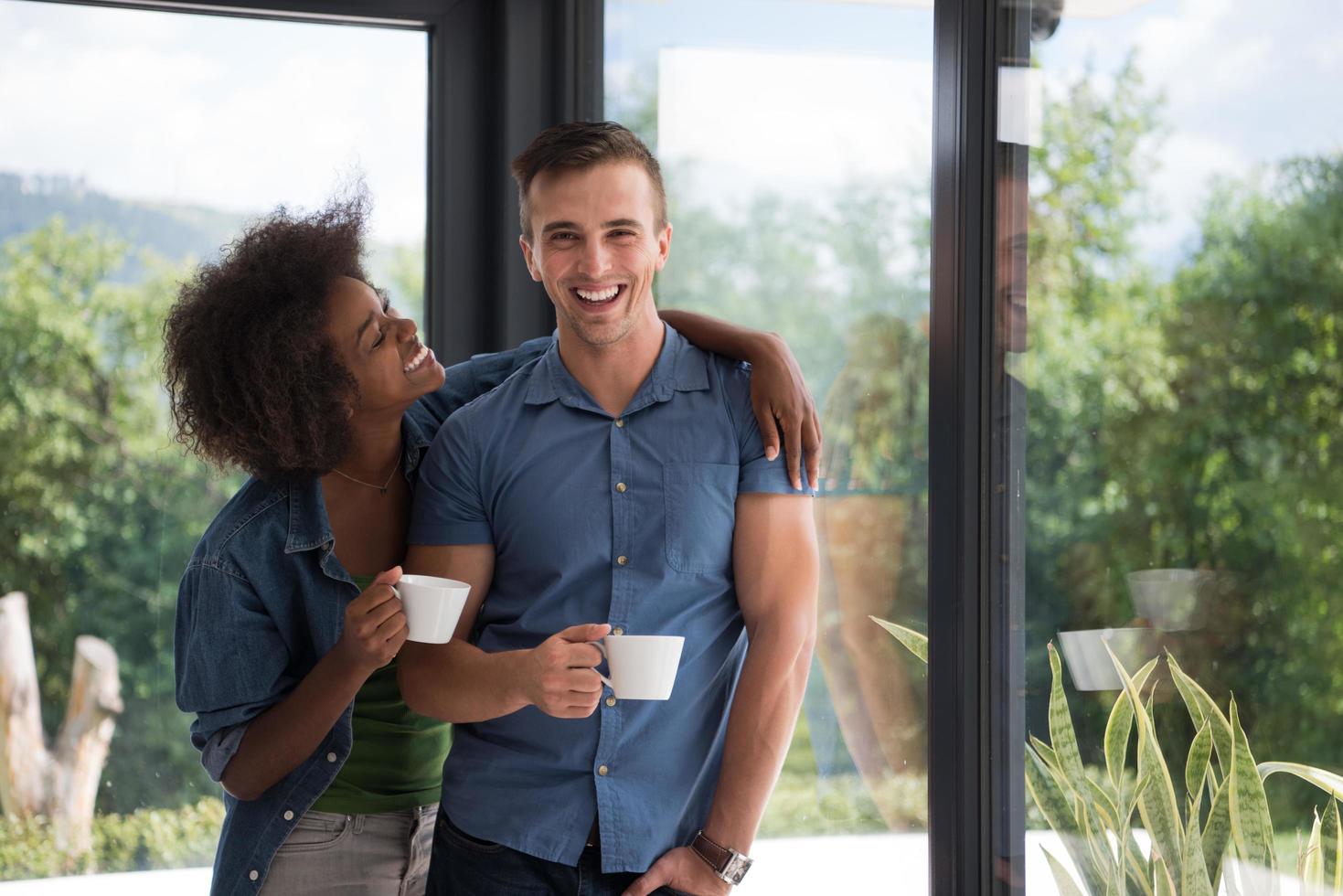 Una pareja joven y romántica se relaja en un hogar moderno en el interior foto