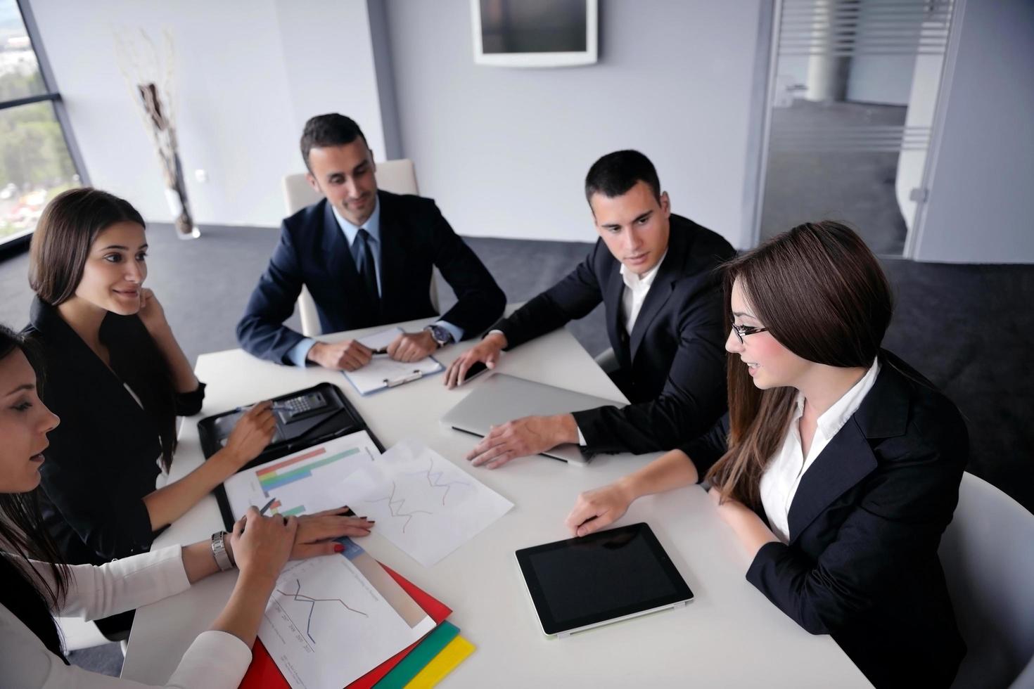 grupo de personas de negocios en una reunión en la oficina foto