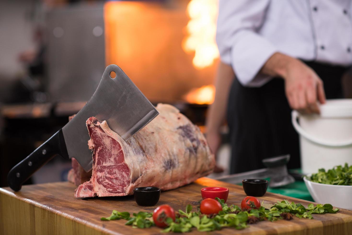 chef cortando un gran trozo de carne foto