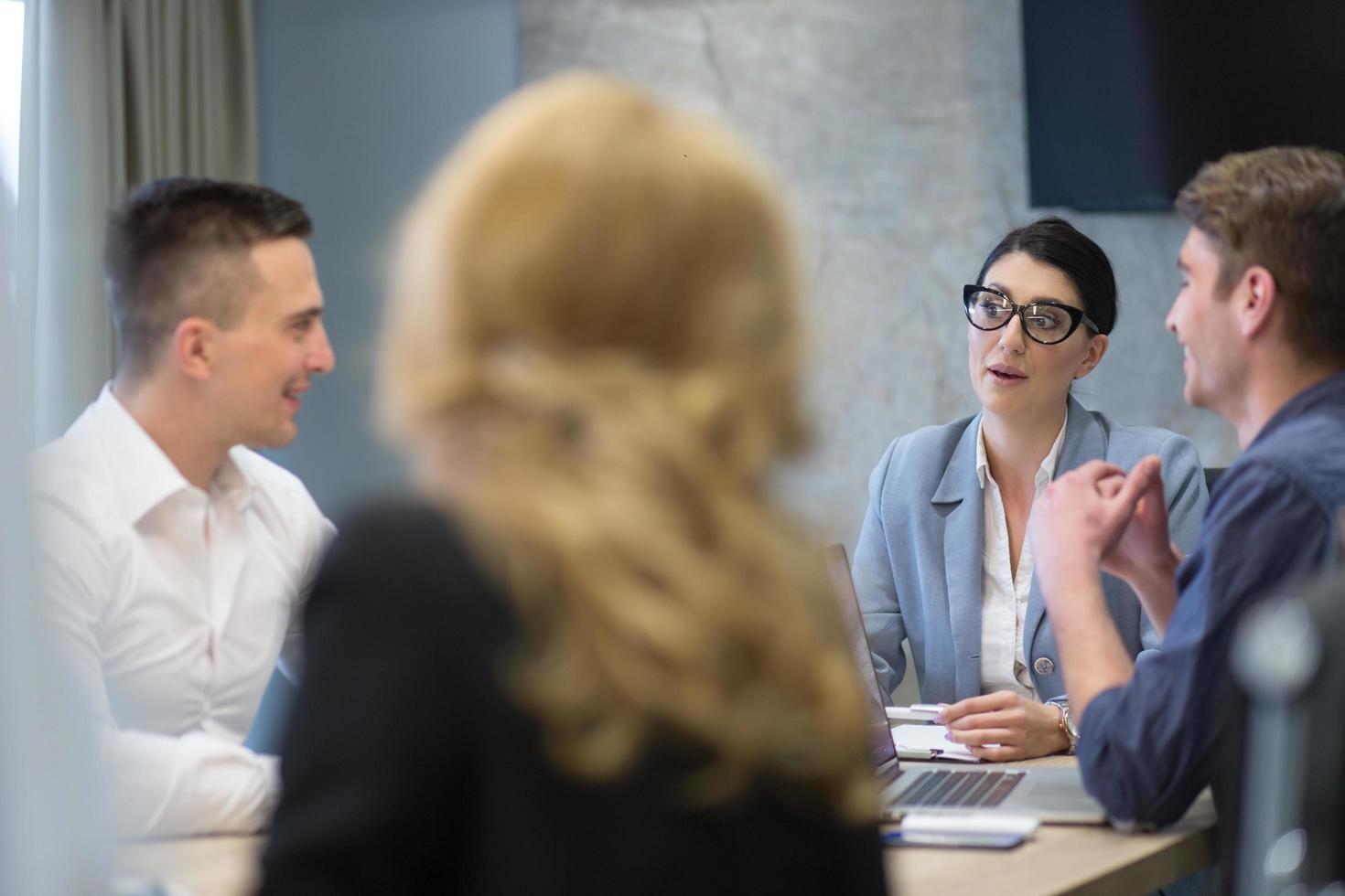 equipo de negocios de inicio en una reunión en un edificio de oficinas moderno foto