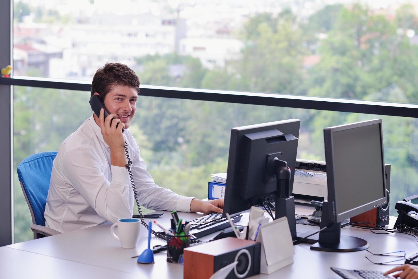 feliz joven hombre de negocios en la oficina foto