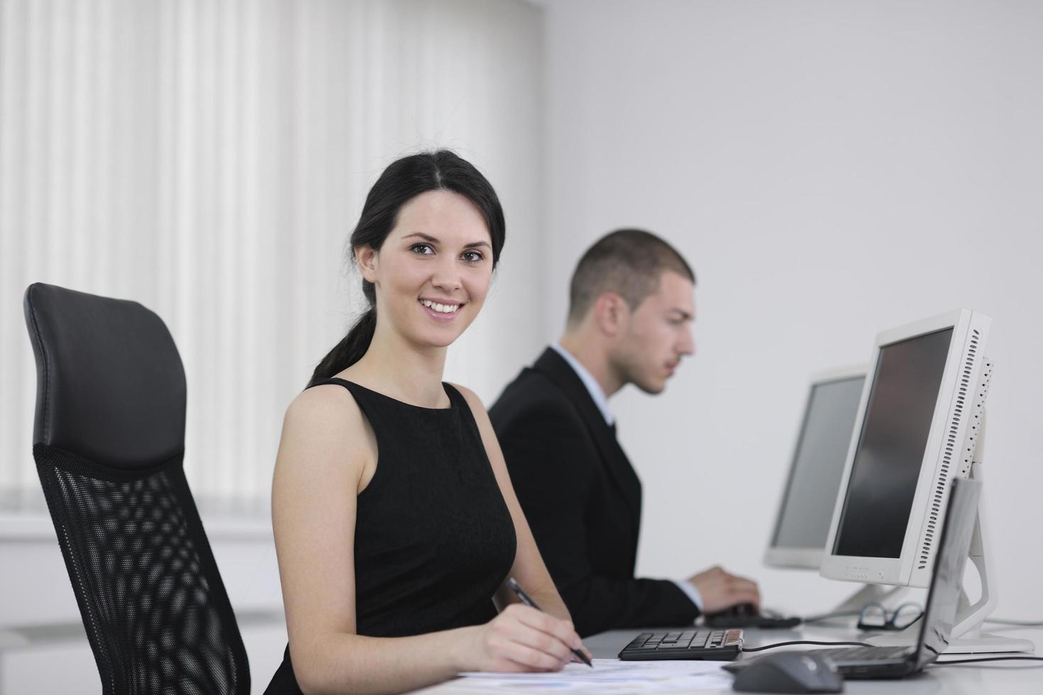 Grupo de personas de negocios trabajando en la oficina de atención al cliente y de ayuda foto