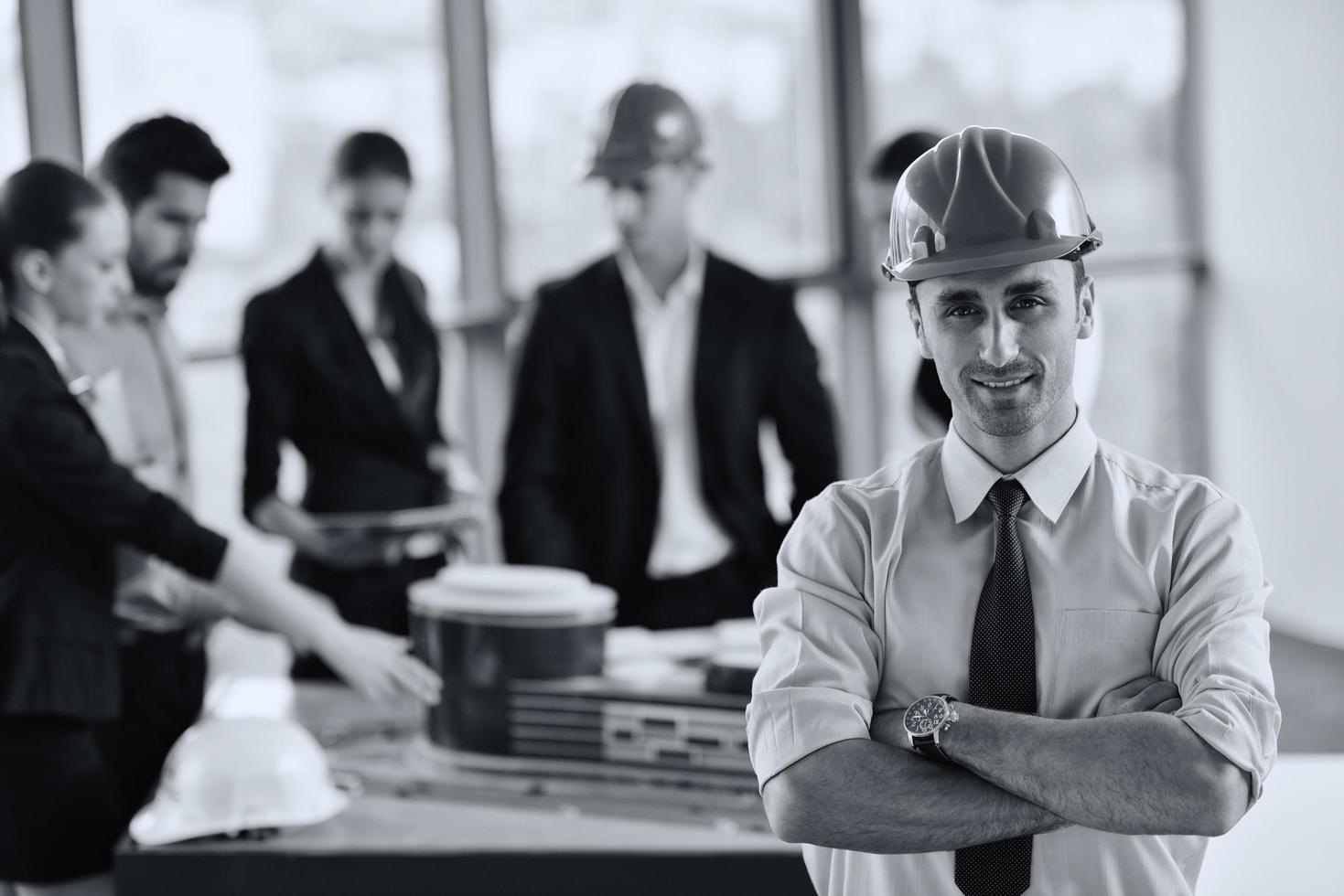 empresarios e ingenieros en reunión foto