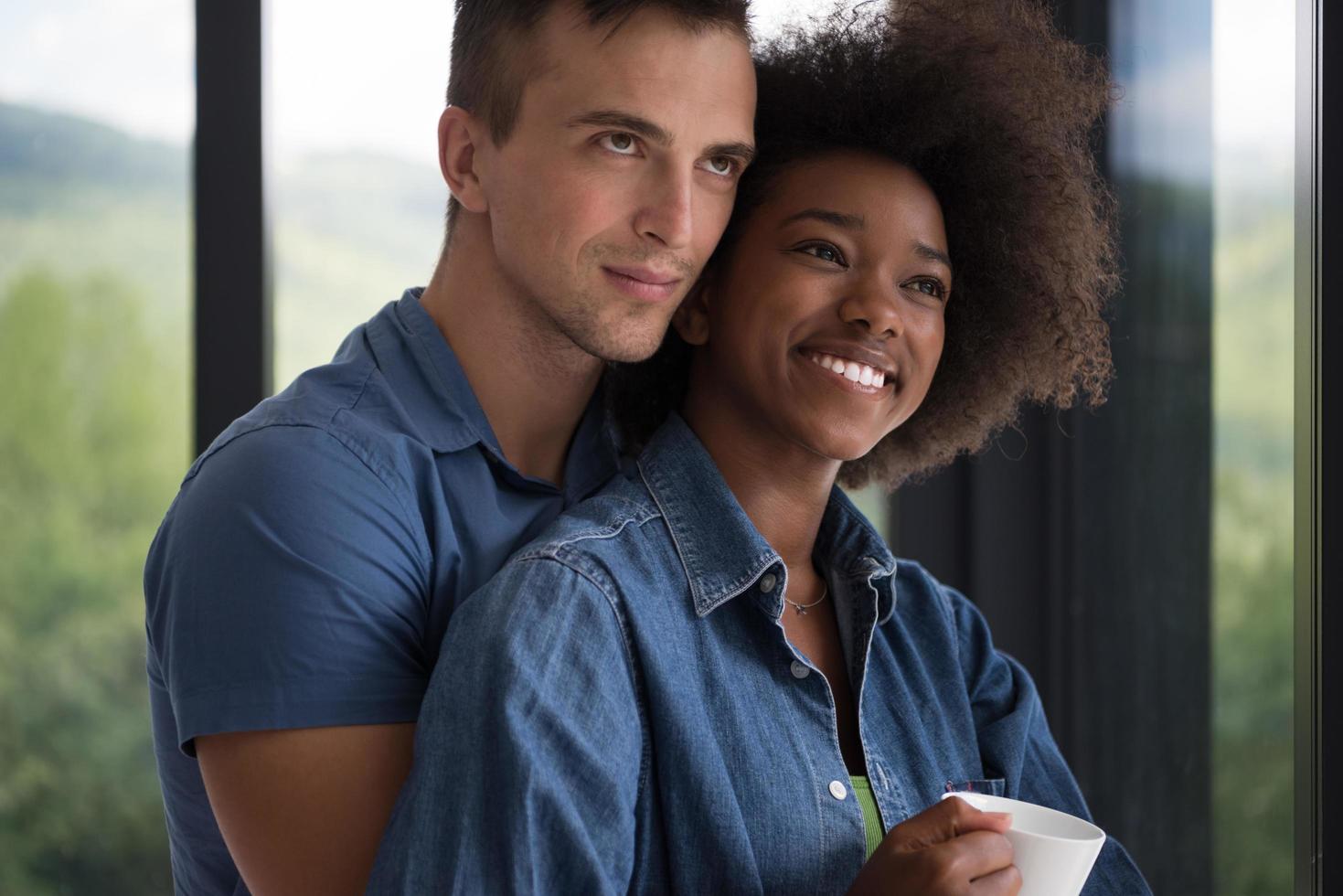 Una pareja joven y romántica se relaja en un hogar moderno en el interior foto