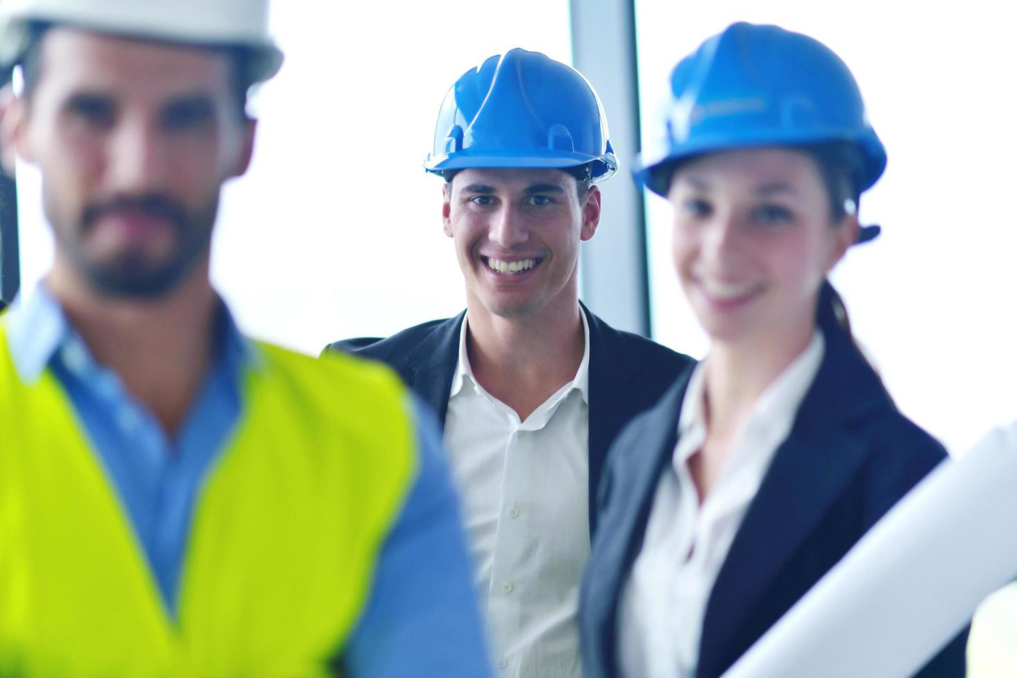 empresarios e ingenieros en reunión foto