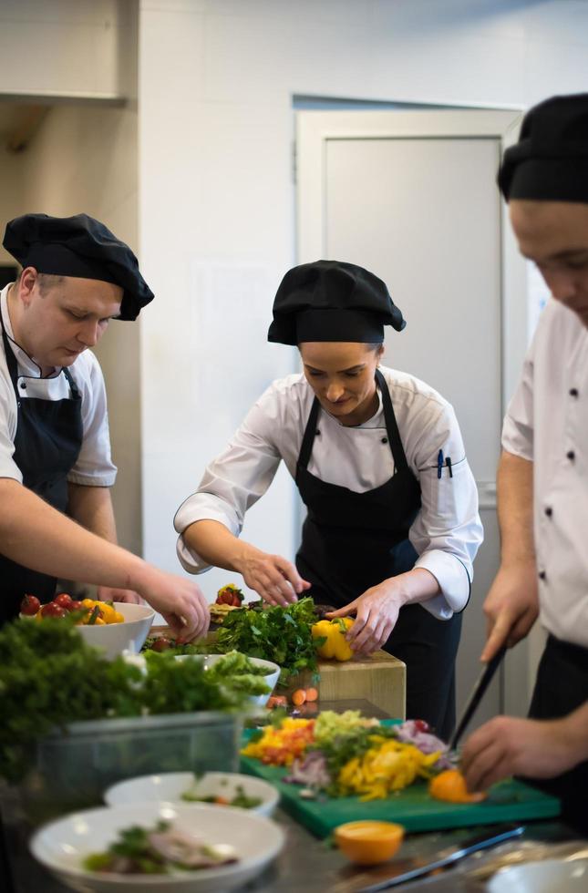 equipo de cocineros y chefs preparando comidas foto