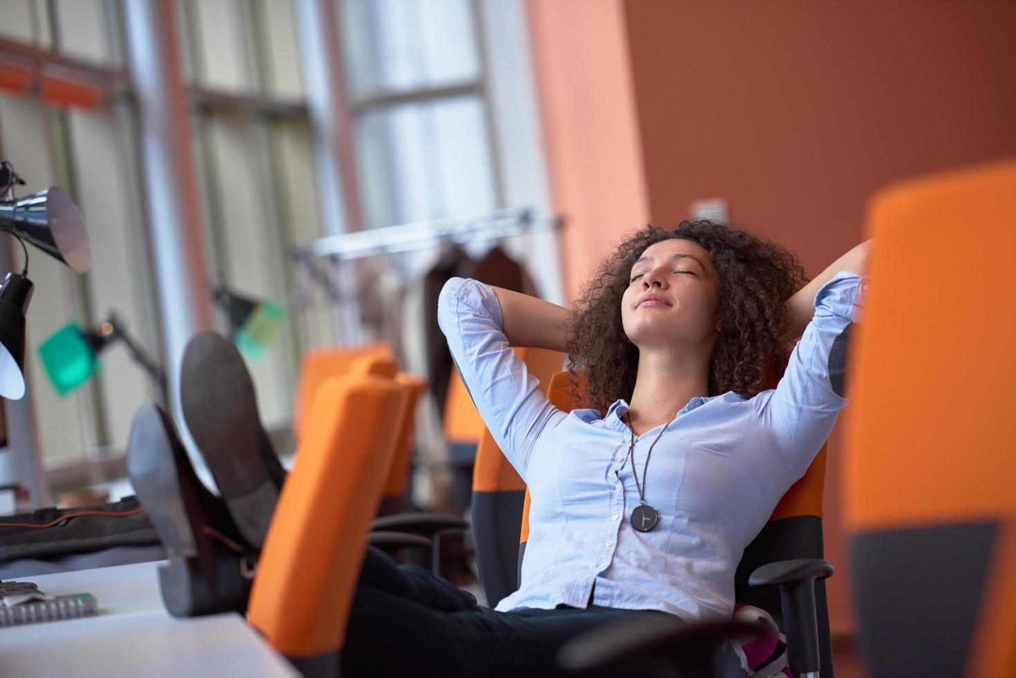 joven mujer de negocios en la oficina foto