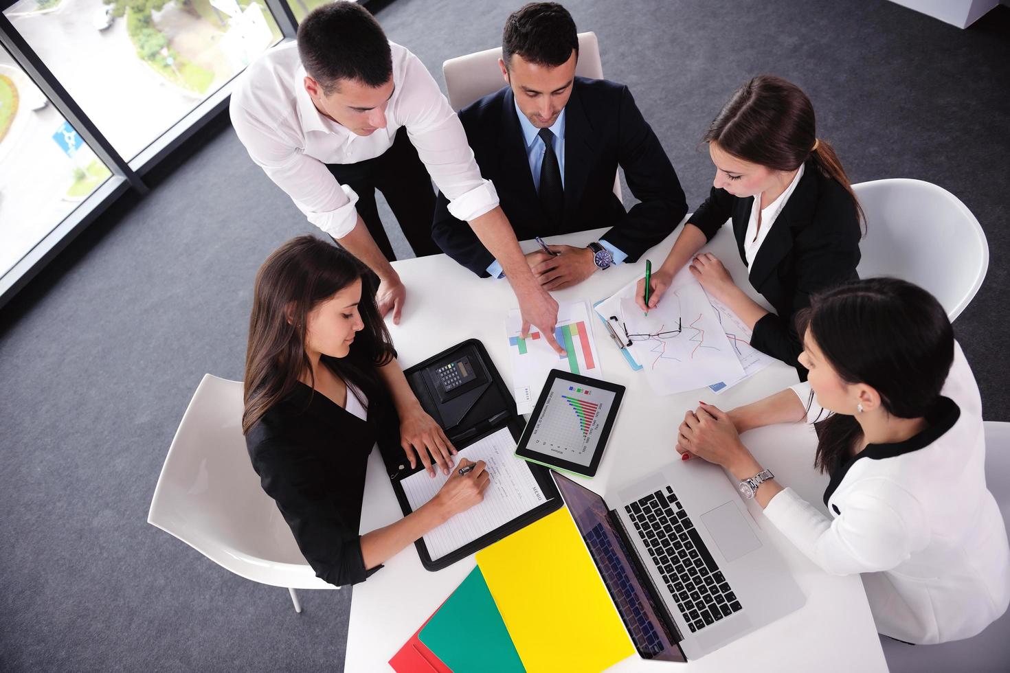 grupo de personas de negocios en una reunión en la oficina foto