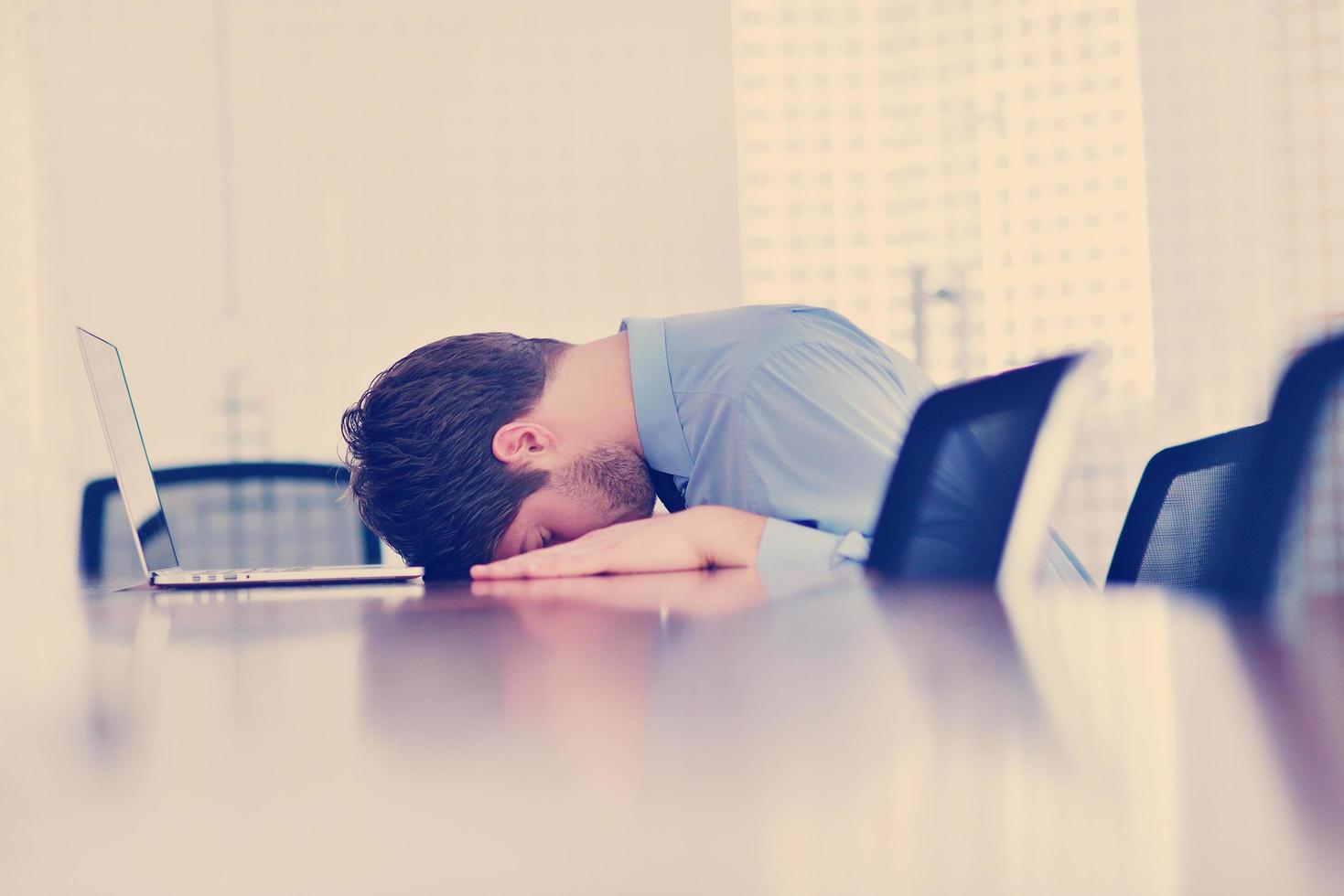 hombre de negocios con problemas y estrés en la oficina foto