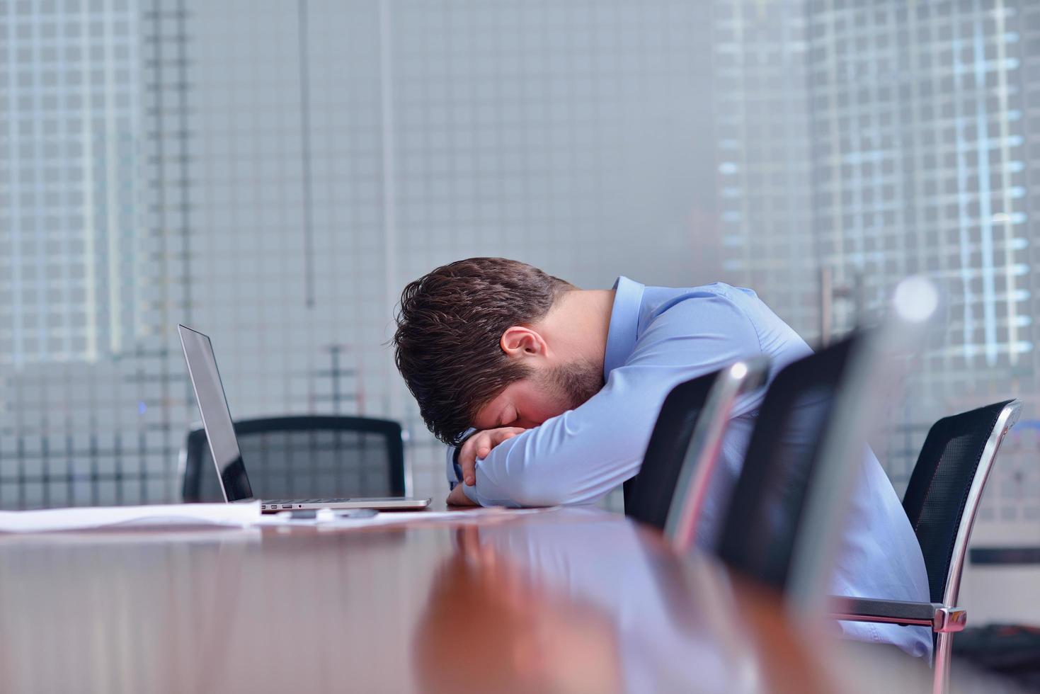 hombre de negocios con problemas y estrés en la oficina foto