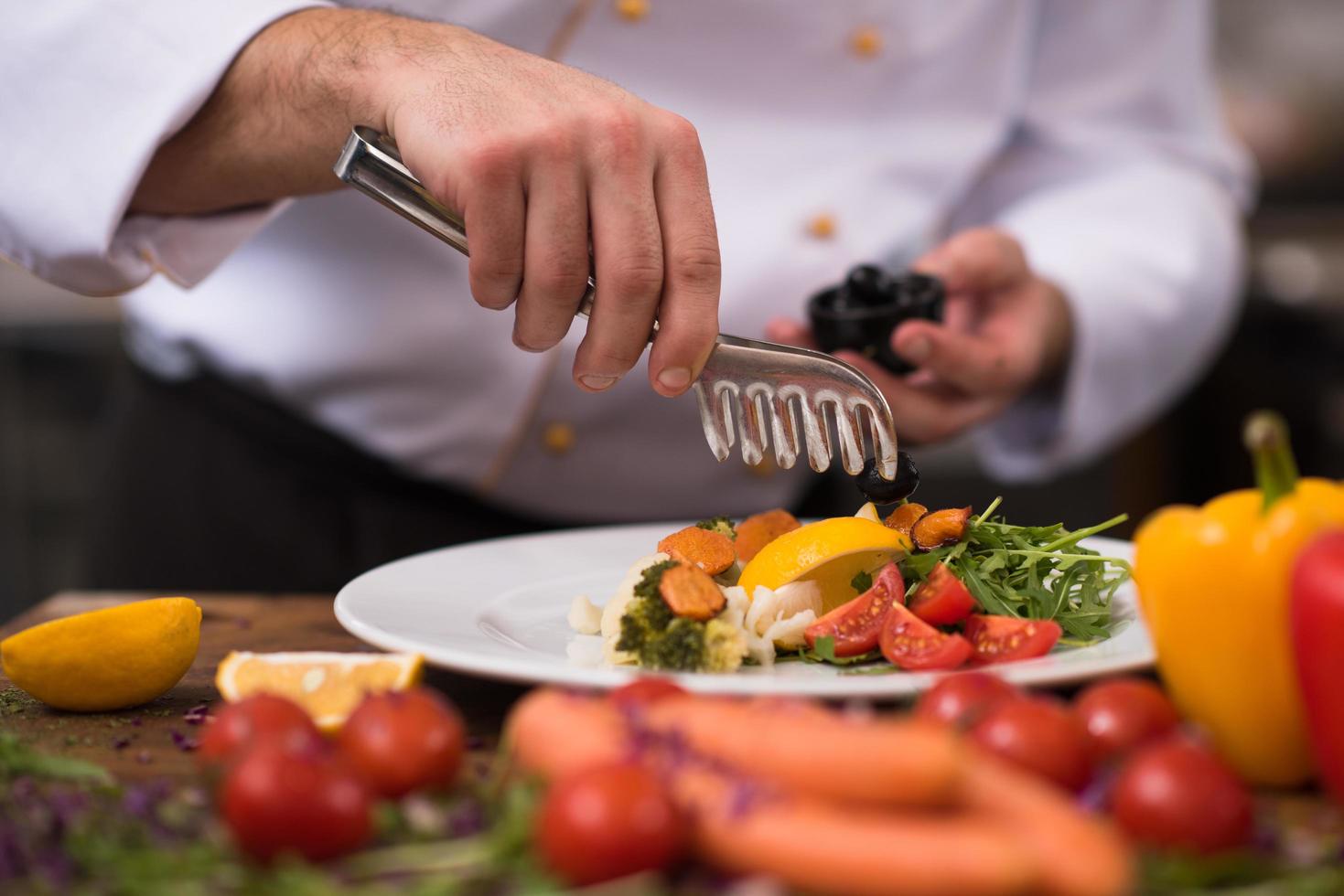 chef sirviendo ensalada de verduras foto