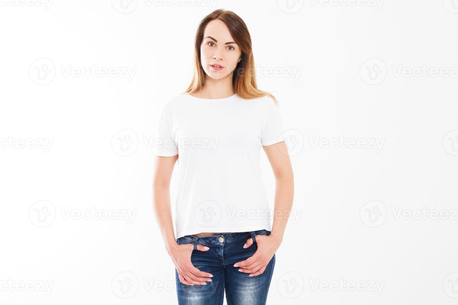 maqueta de camiseta blanca vacía, mujer joven feliz sobre un fondo blanco foto