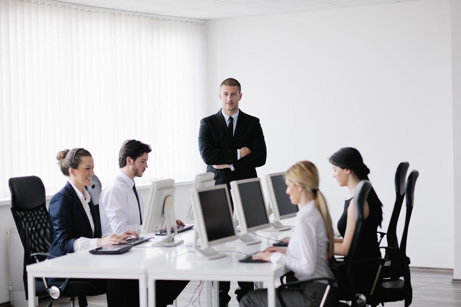 grupo de personas de negocios que trabajan en la oficina de atención al cliente y asistencia técnica foto