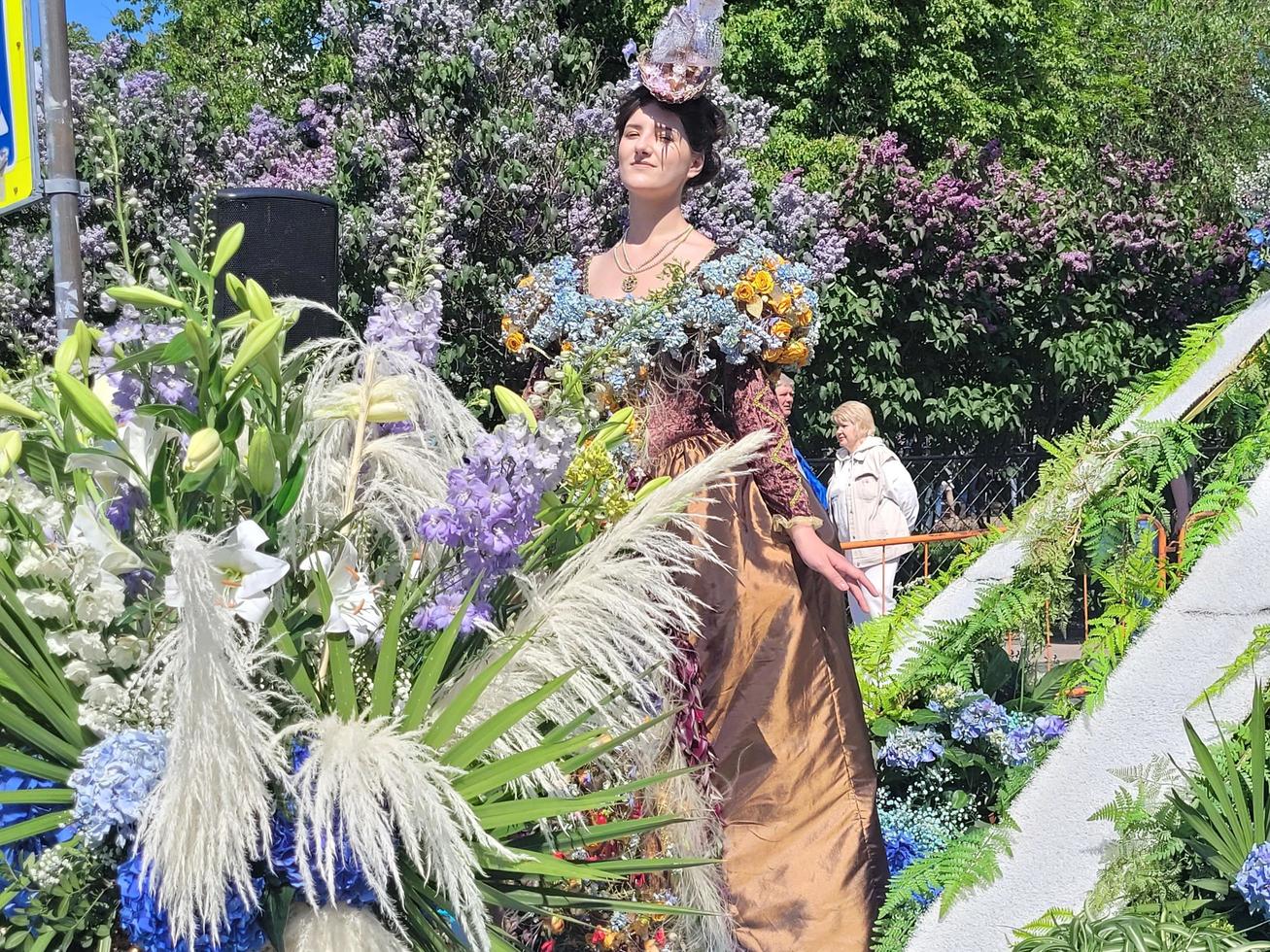 St Petersburg, Russia, 2022 - Ball of flowers - festival that dedicated 350 anniversary of Peter I photo