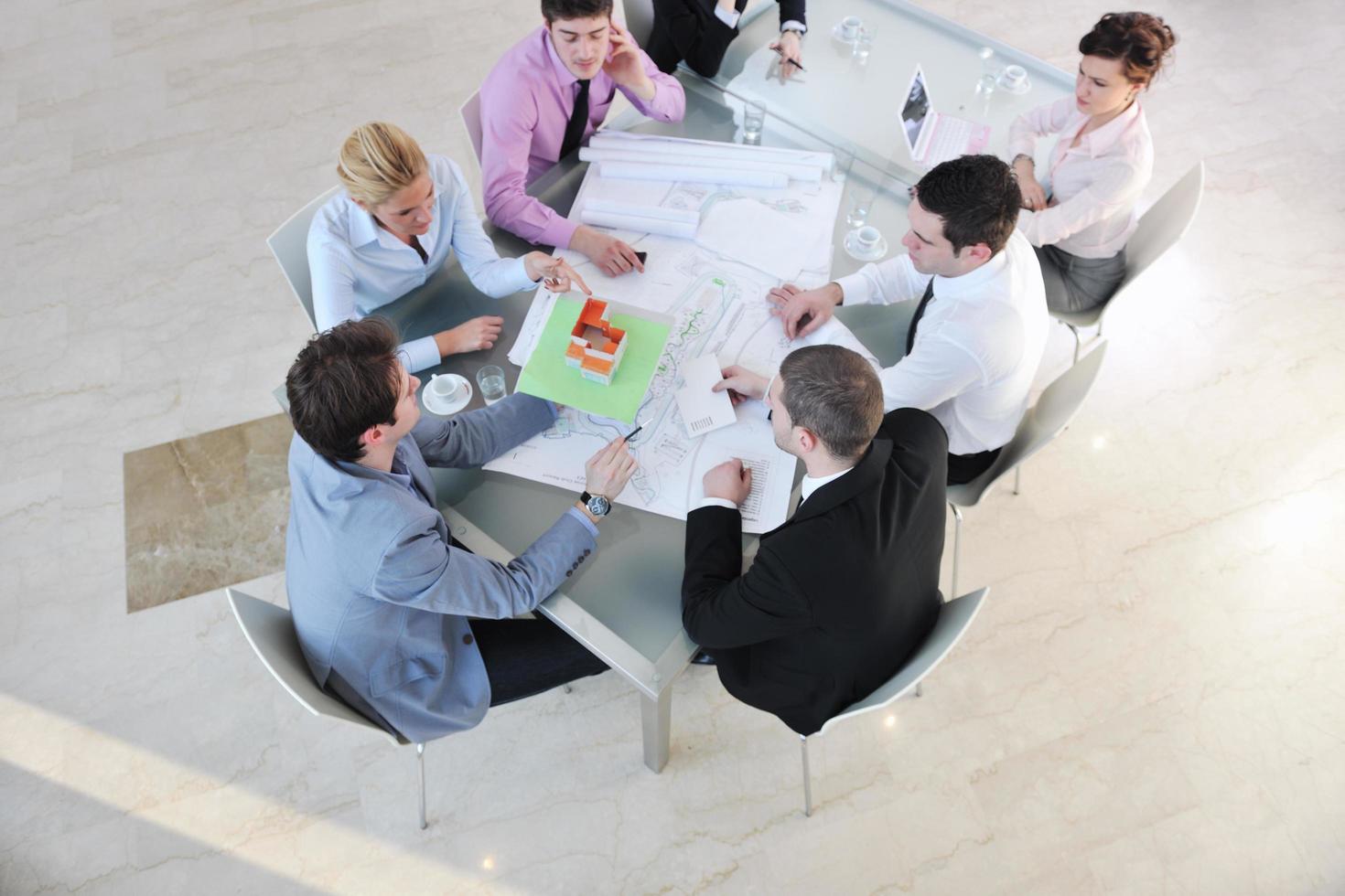 equipo de negocios de arquitectos en reunión foto