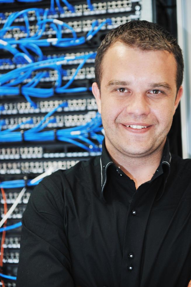 joven ingeniero informático en la sala de servidores del centro de datos foto