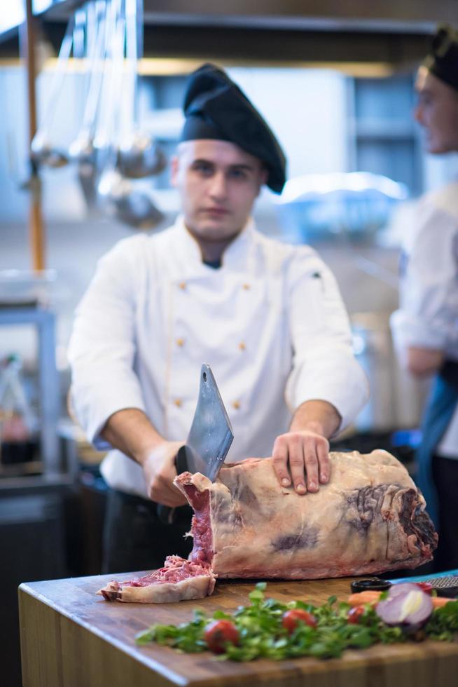 chef cortando un gran trozo de carne foto