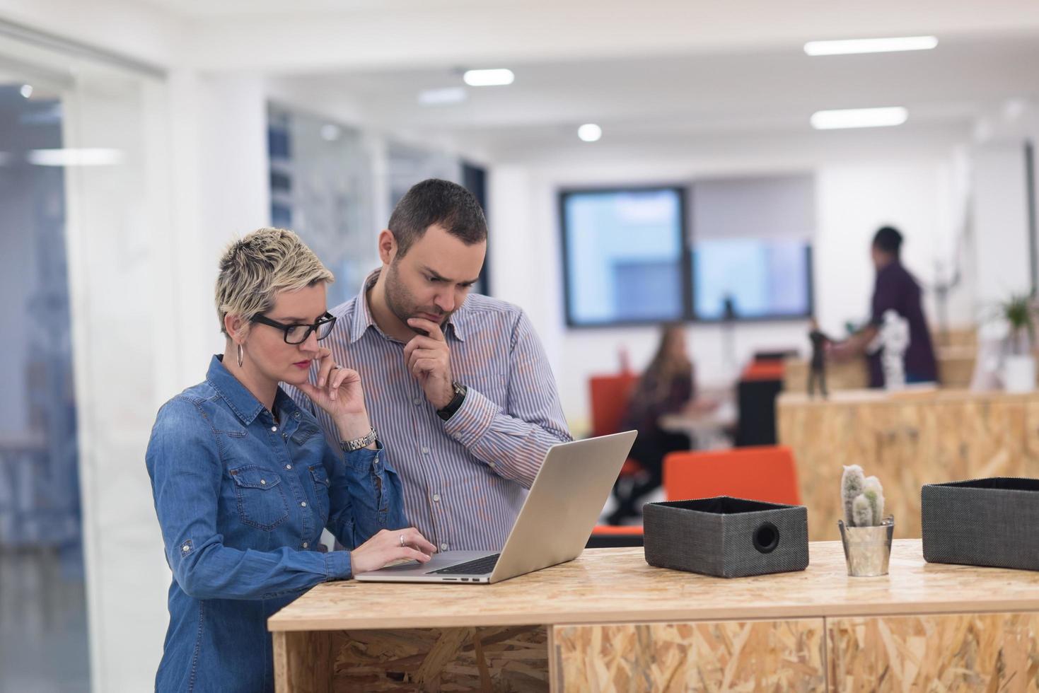 equipo de negocios de inicio en la reunión en la oficina moderna foto