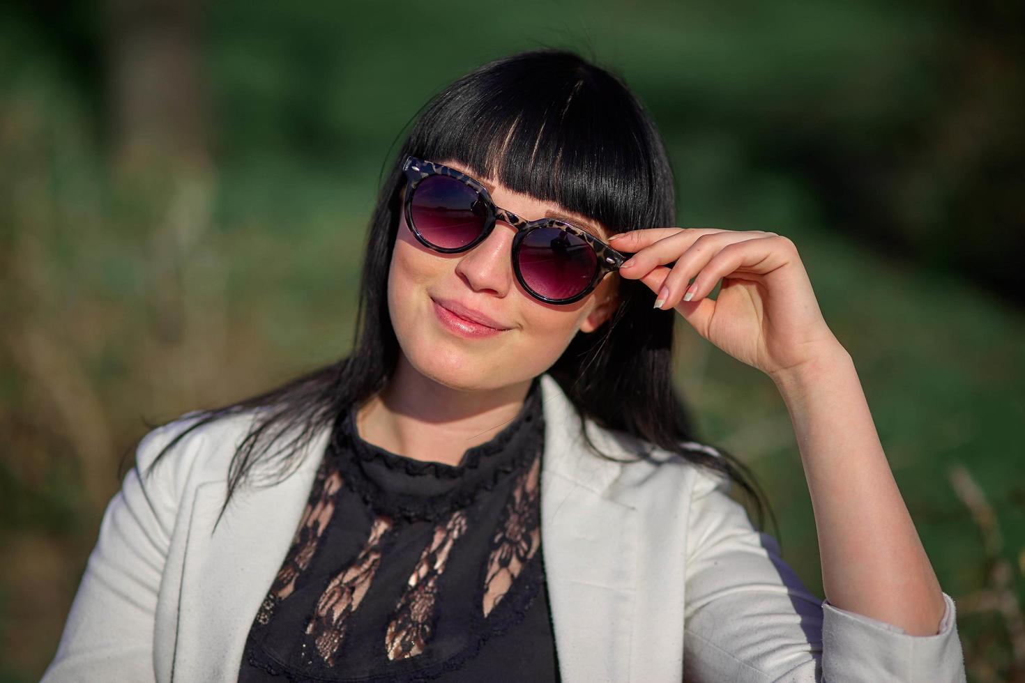 hermosa joven con cabello negro, gafas de sol. juventud, felicidad, día soleado de verano, retrato foto