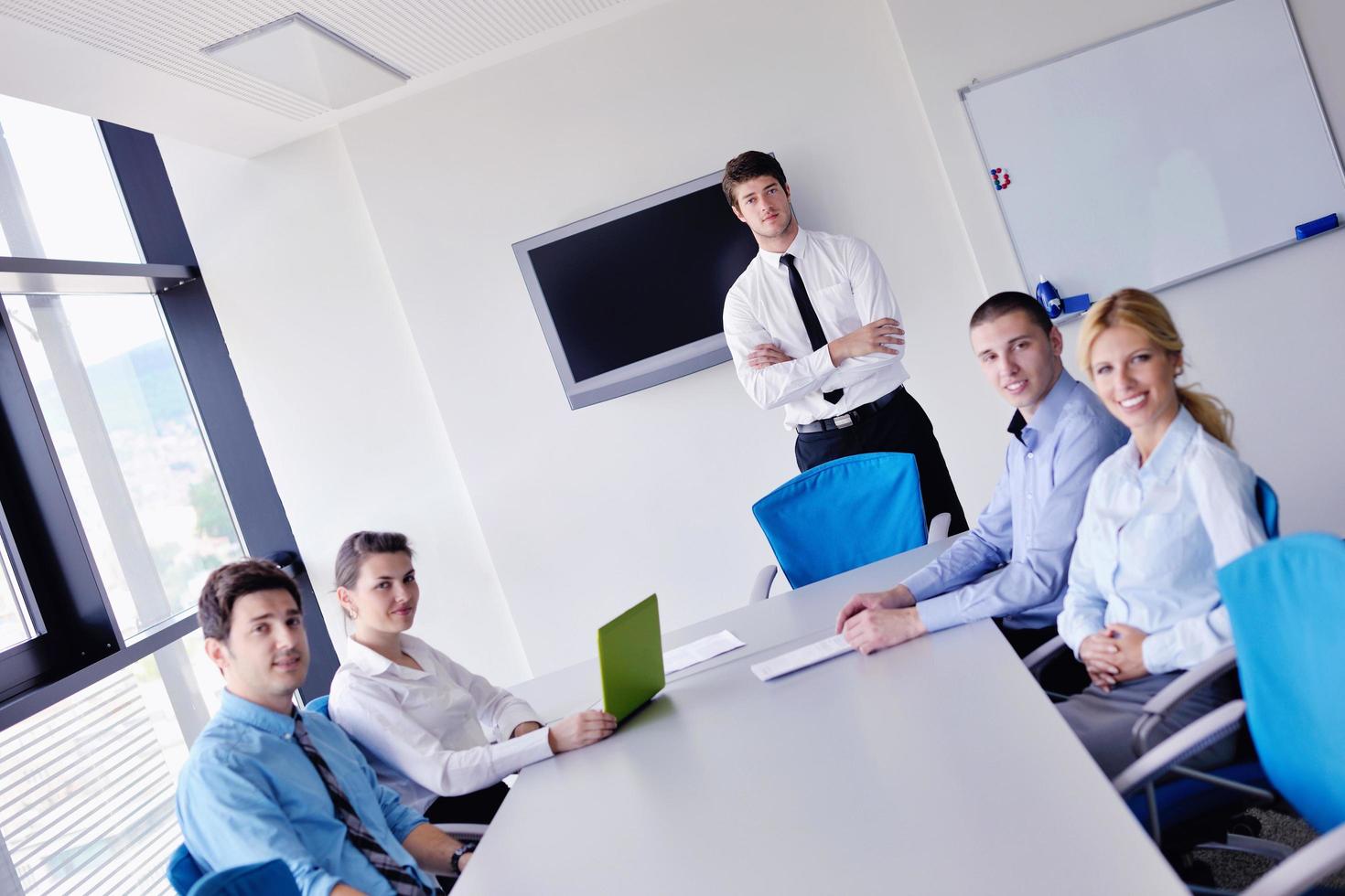 empresarios en una reunión en la oficina foto