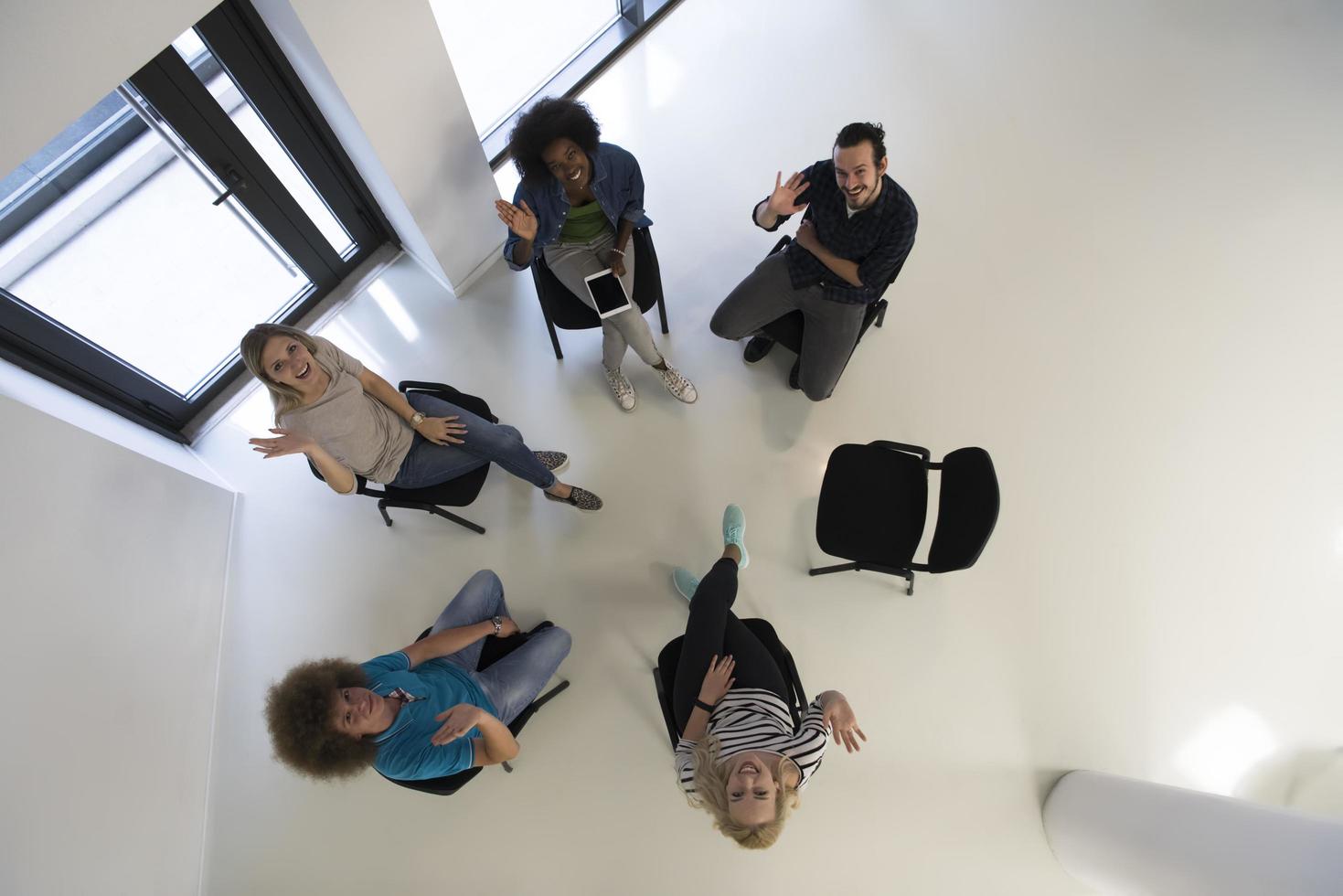 equipo de negocios multiétnico de inicio en la vista superior de la reunión foto