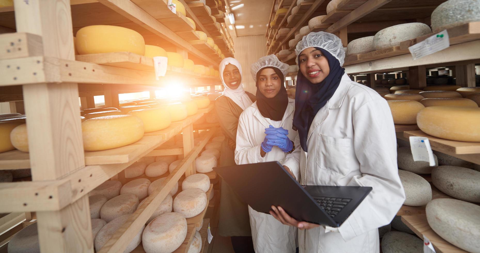 equipo de mujeres de negocios en la empresa local de producción de queso foto