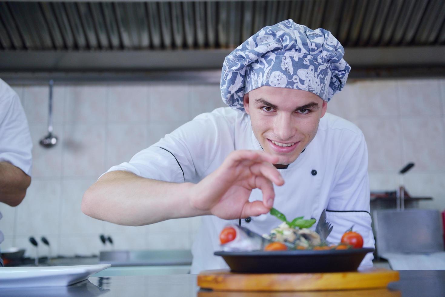 chef preparando comida foto