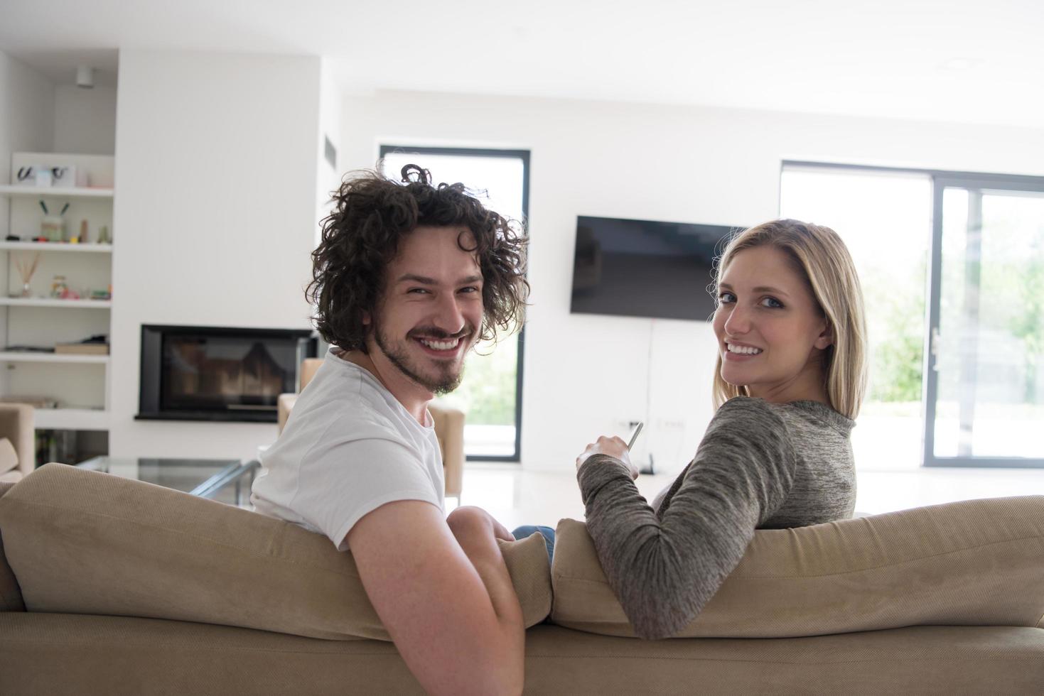 vista trasera de una pareja viendo la televisión foto