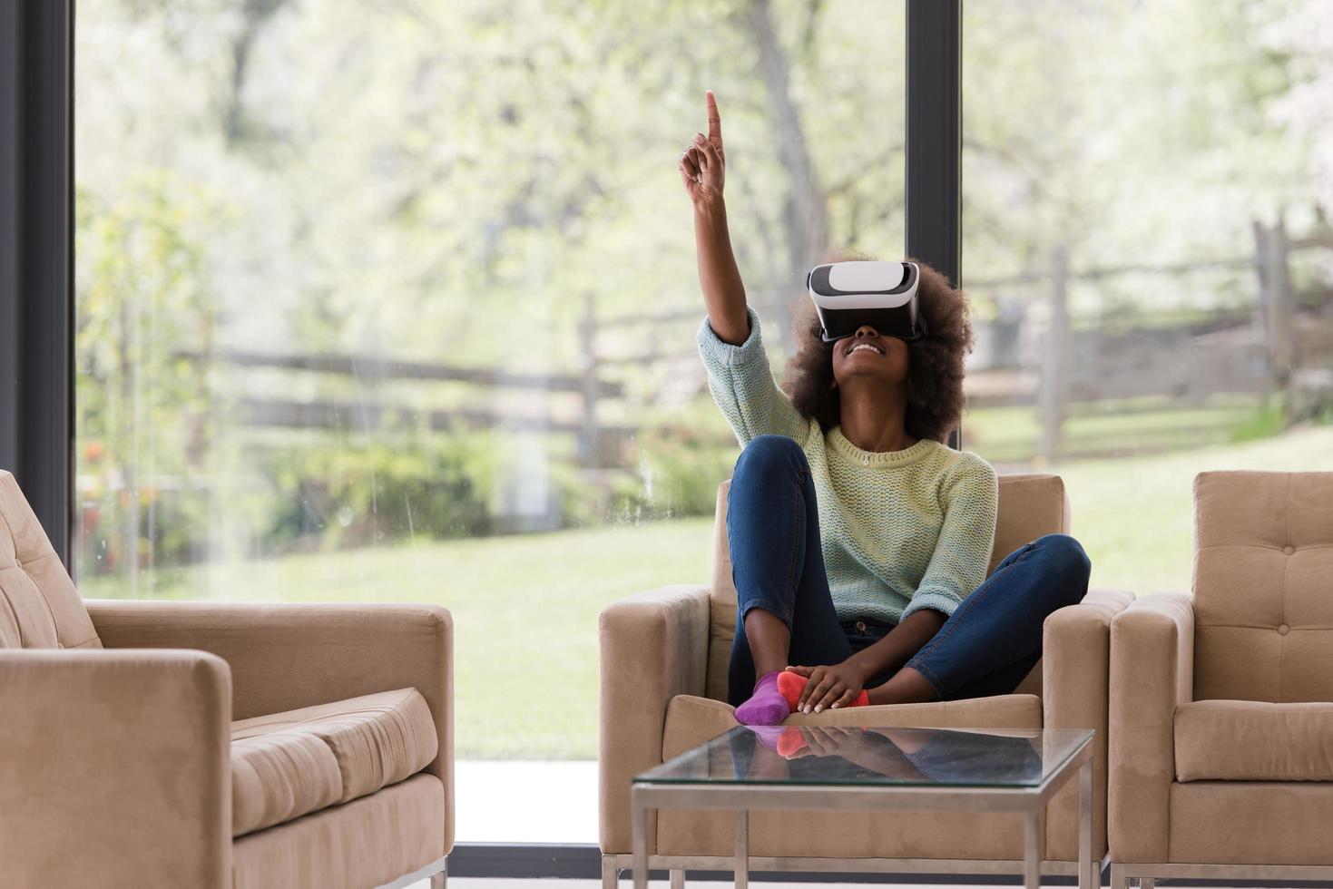 mujer negra con auriculares vr gafas de realidad virtual foto