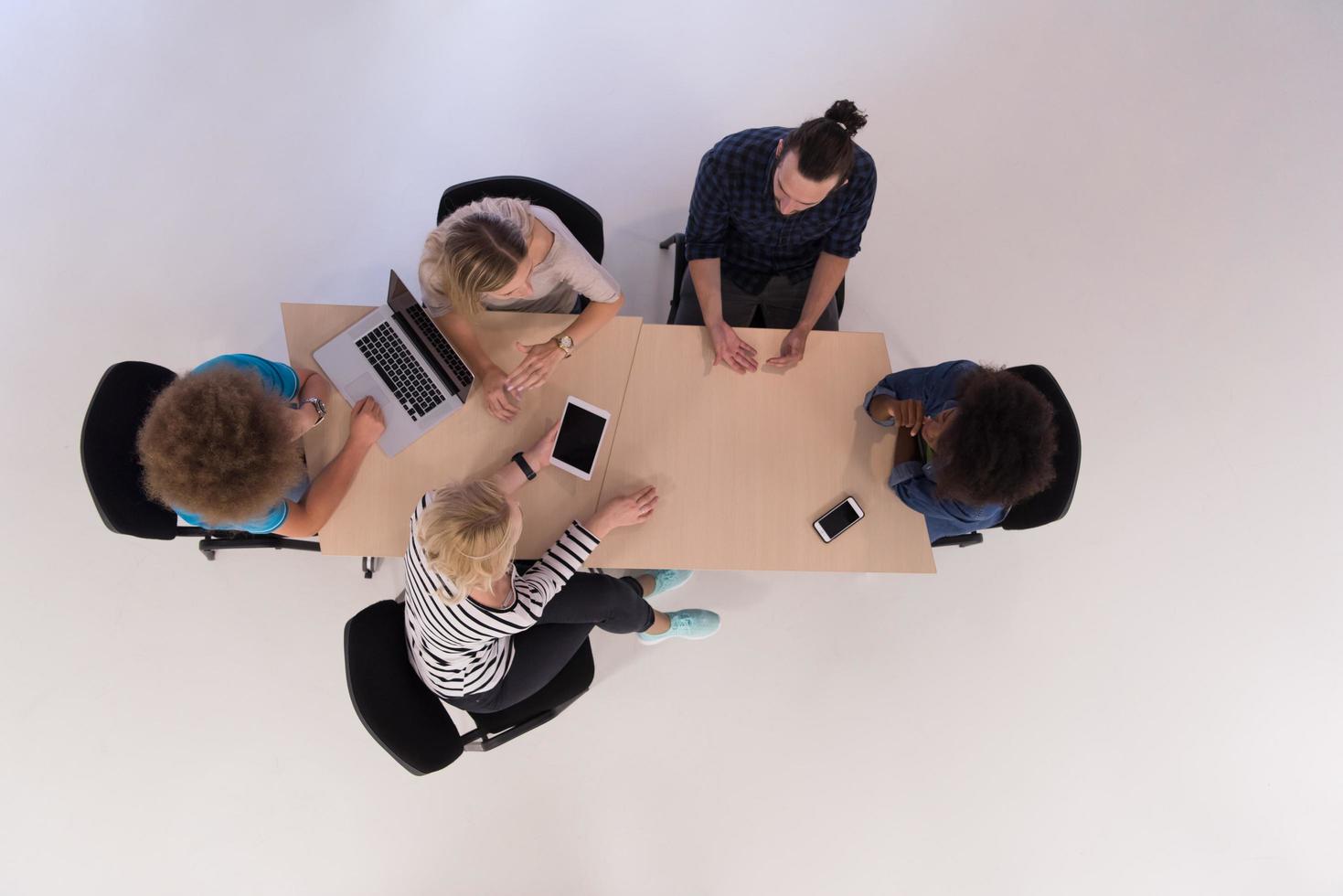 equipo de negocios multiétnico de inicio en la vista superior de la reunión foto