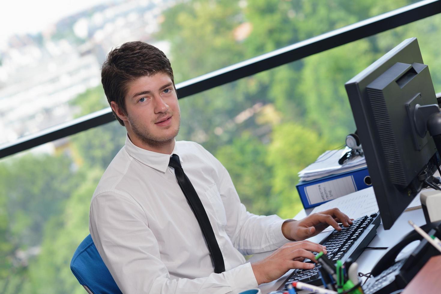 feliz joven hombre de negocios en la oficina foto